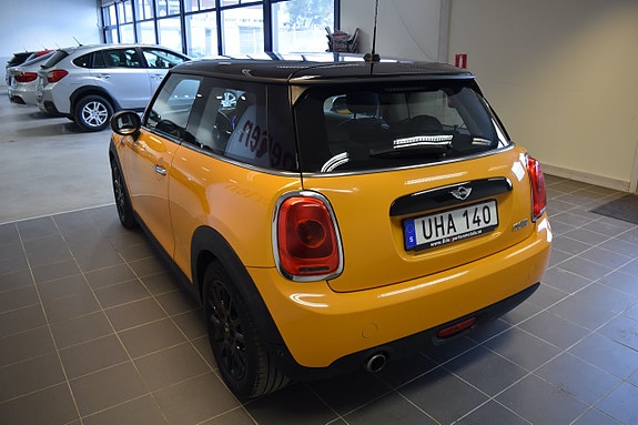 MINI Cooper 4 of 5