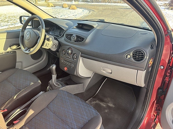 Renault Clio 8 of 11
