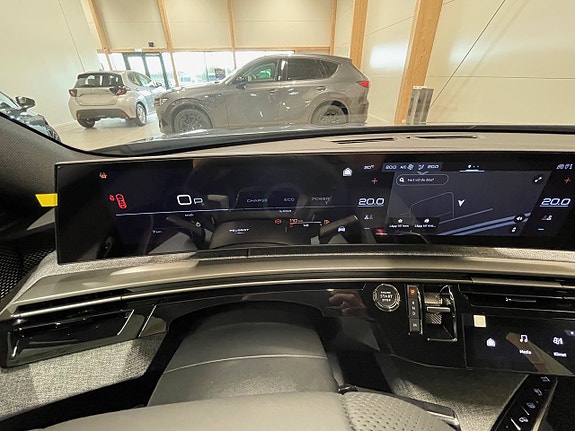 Peugeot e-5008 17 of 20