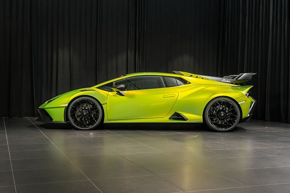Lamborghini Huracan 2 of 5