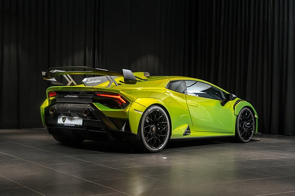 Lamborghini Huracan 3 of 5