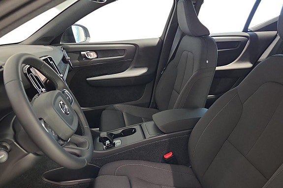 Volvo EX40 6 of 17