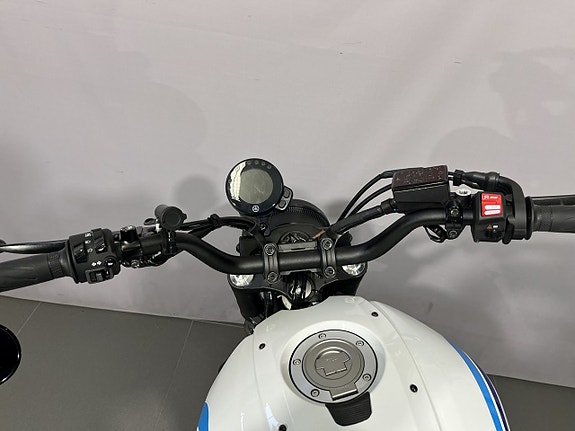 Yamaha XSR700 15 of 16