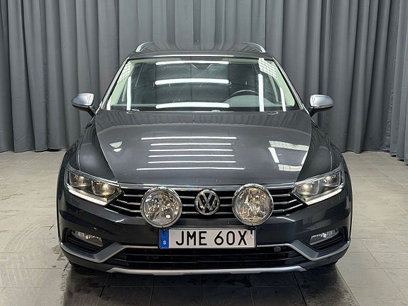 Volkswagen Passat Alltrack 2 of 5
