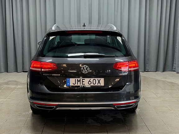 Volkswagen Passat Alltrack 3 of 5
