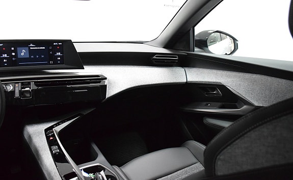 Peugeot e-3008 10 of 23