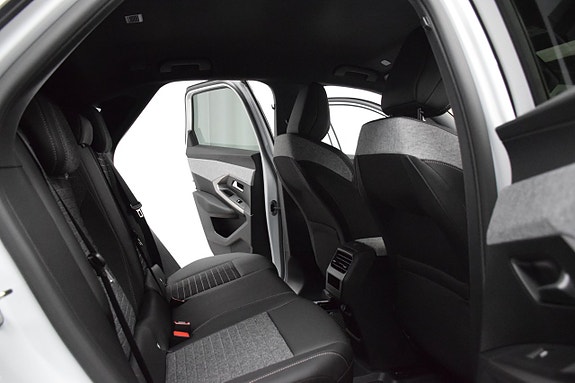Peugeot e-3008 18 of 23
