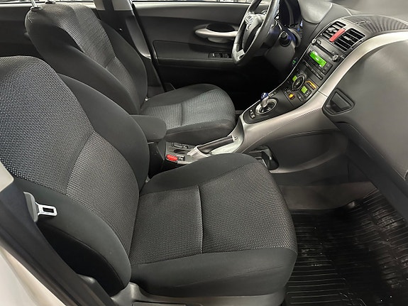 Toyota Auris 8 of 12