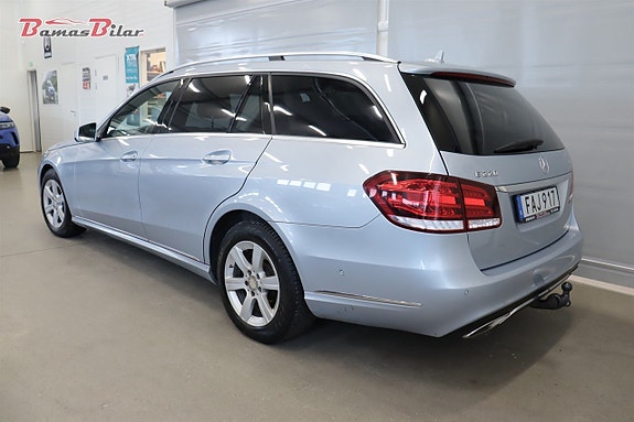 Mercedes-Benz E220 3 of 5