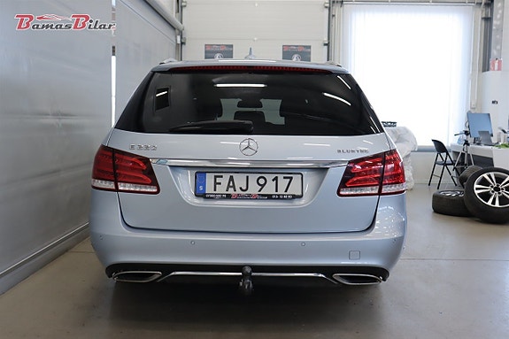 Mercedes-Benz E220 4 of 5