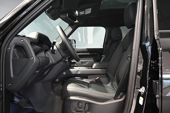 Land Rover Defender 110 14 of 27