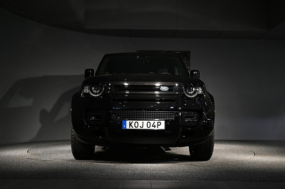 Land Rover Defender 110 9 of 27