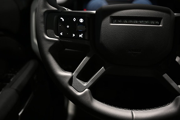 Land Rover Defender 110 17 of 27