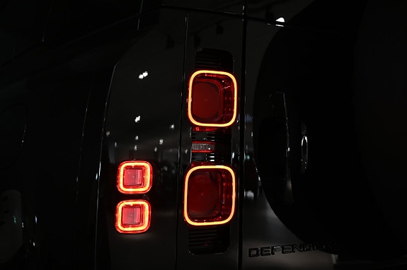 Land Rover Defender 110 26 of 27
