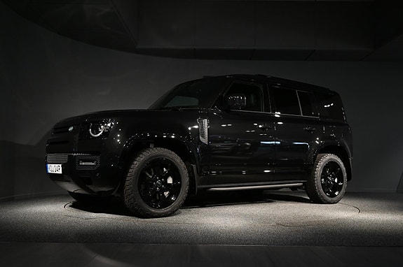 Land Rover Defender 110 2 of 5