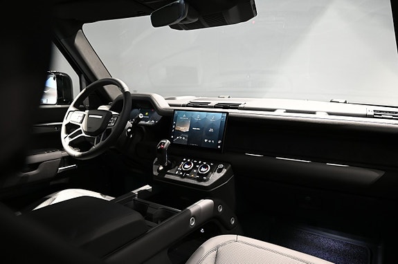 Land Rover Defender 110 15 of 27