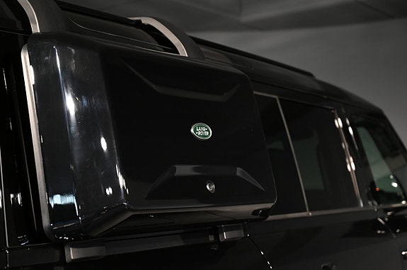 Land Rover Defender 110 24 of 27