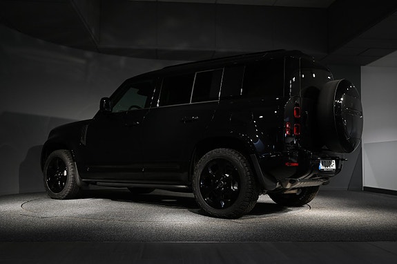 Land Rover Defender 110 4 of 5