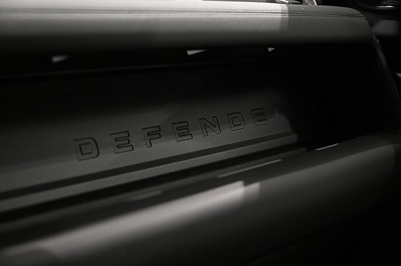 Land Rover Defender 110 21 of 27