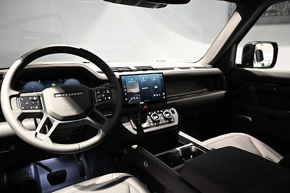 Land Rover Defender 110 11 of 27