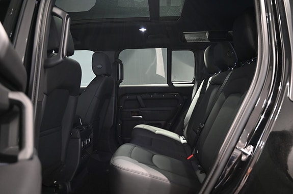 Land Rover Defender 110 16 of 27