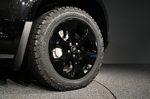 Land Rover Defender 110 10 of 27