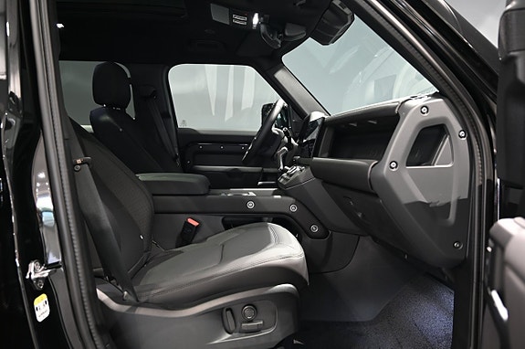 Land Rover Defender 110 12 of 27