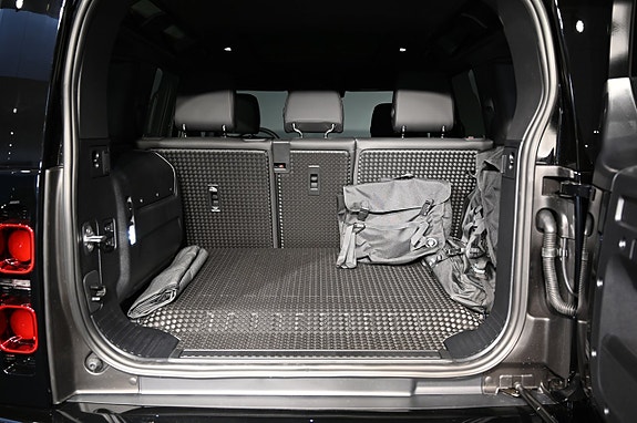 Land Rover Defender 110 22 of 27
