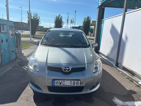 Toyota Auris 2 of 5