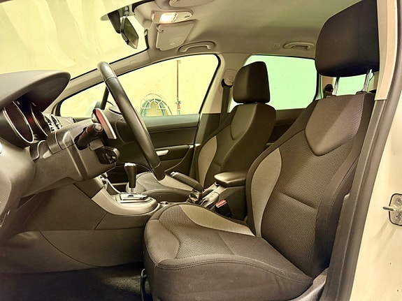 Peugeot 308 SW 11 of 13