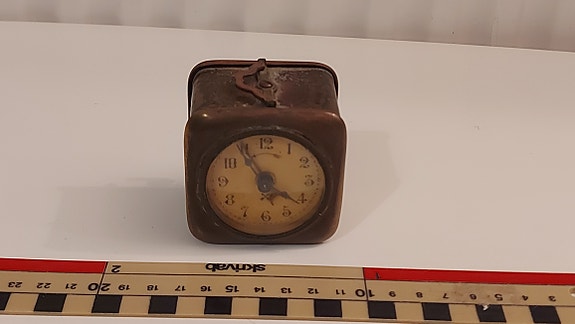 Antik mekanisk alarmklocka i läderklädd metall från 1920-talet retro bordsklocka