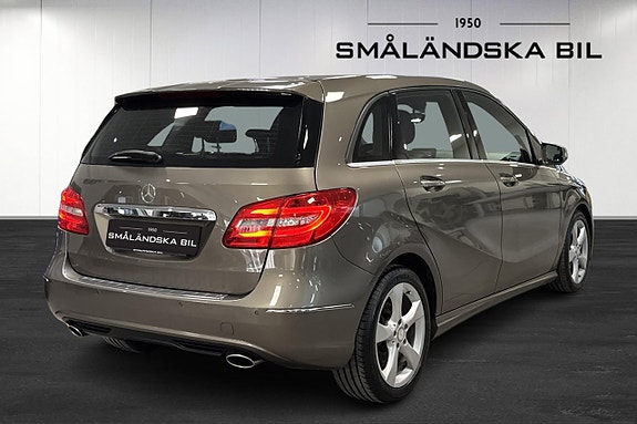 Mercedes-Benz B180 4 of 5