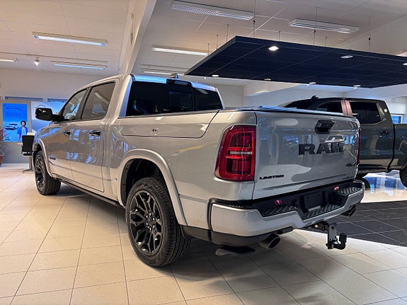 Dodge RAM 1500 2 of 5