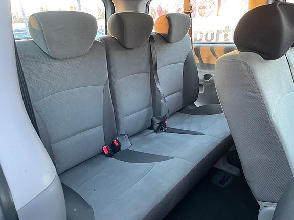 Hyundai H-1 6 of 7