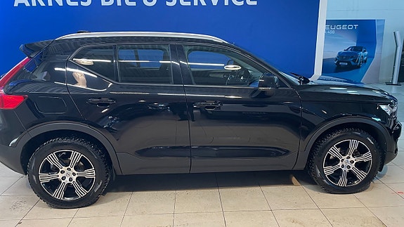 Volvo XC40 2 of 5