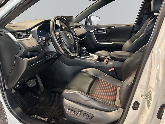 Toyota RAV4 Plug-in Hybrid 13 of 30