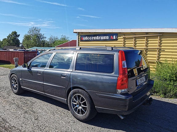 Volvo V70 2 of 5