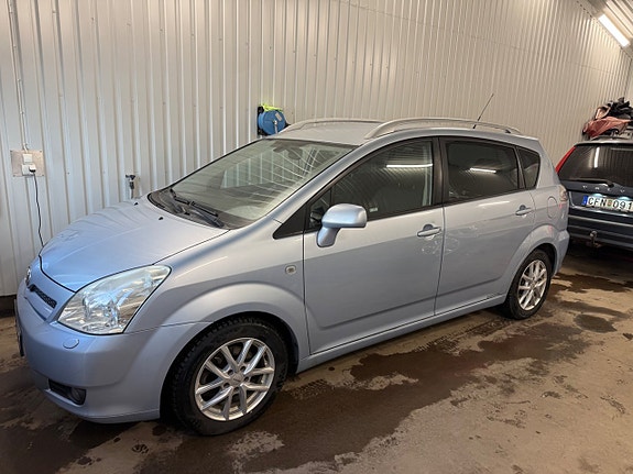 Toyota Corolla Verso 2 of 5