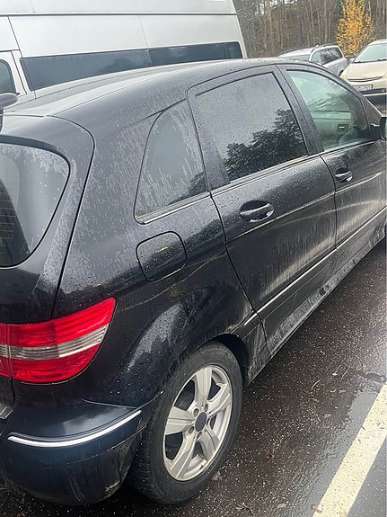 Mercedes-Benz B170 4 of 5