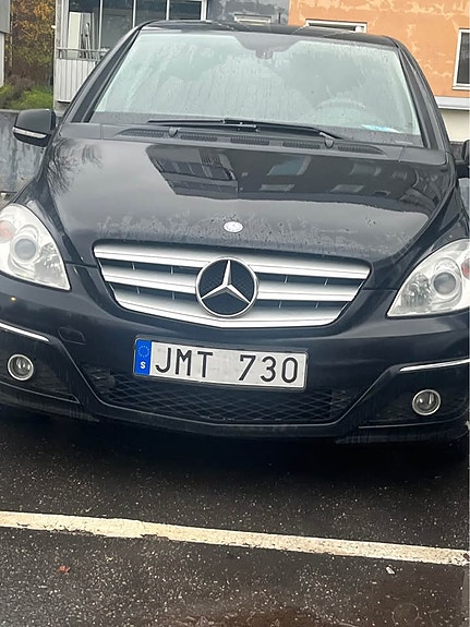 Mercedes-Benz B170 2 of 5