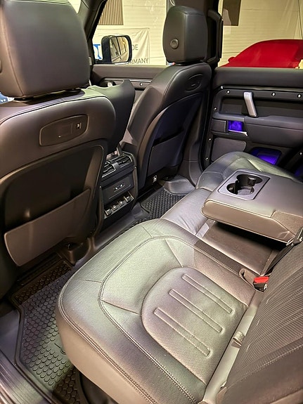 Land Rover Defender 110 8 of 13