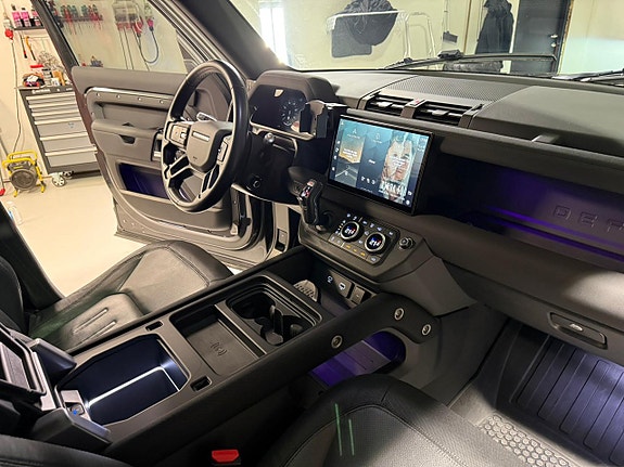Land Rover Defender 110 7 of 13