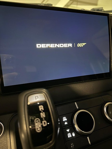 Land Rover Defender 110 10 of 13