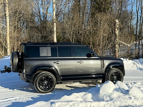 Land Rover Defender 110 2 of 5