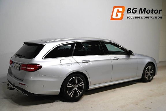 Mercedes-Benz E220 3 of 5