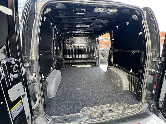 Nissan NV200 14 of 17