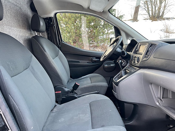 Nissan NV200 10 of 17