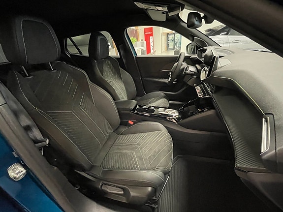 Peugeot e-2008 7 of 17