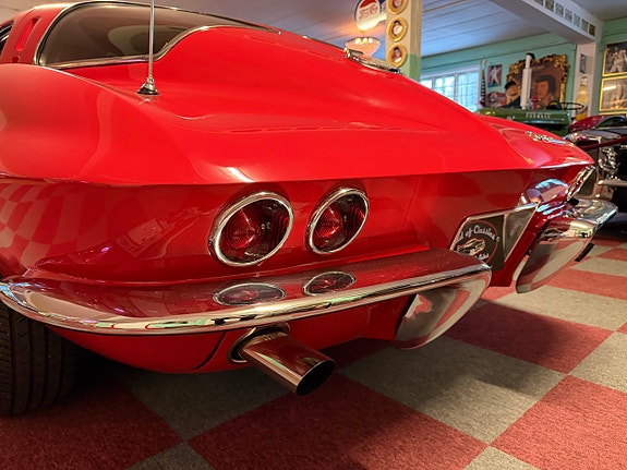 Chevrolet Corvette 4 of 30