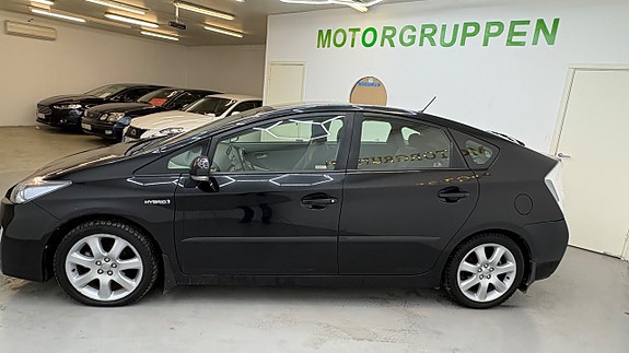 Toyota Prius 4 of 5
